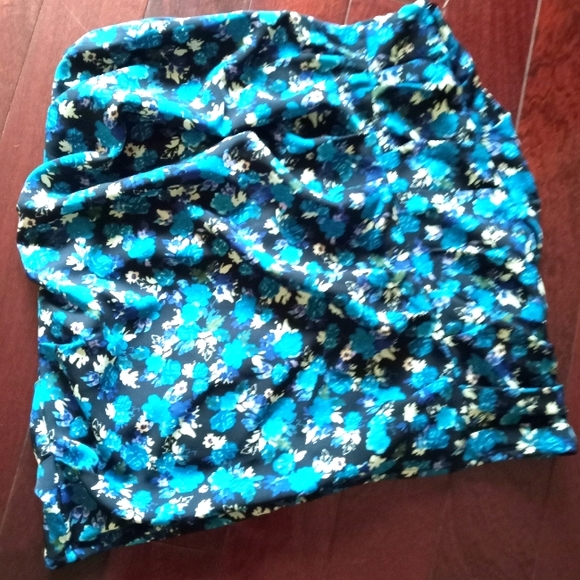 SOLD🚫 FLORAL MINI SKIRT - Picture 4 of 8